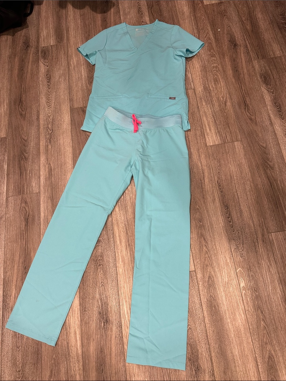 Figs scrub Set with Pink Drawstring